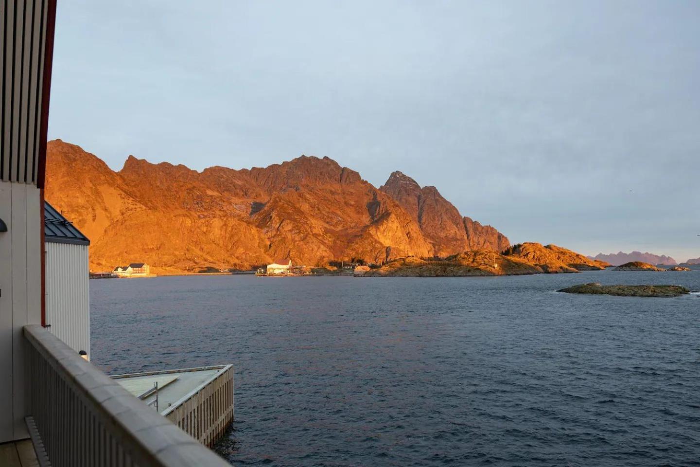 Leilighet Med Fantastisk Utsikt Henningsvær Buitenkant foto